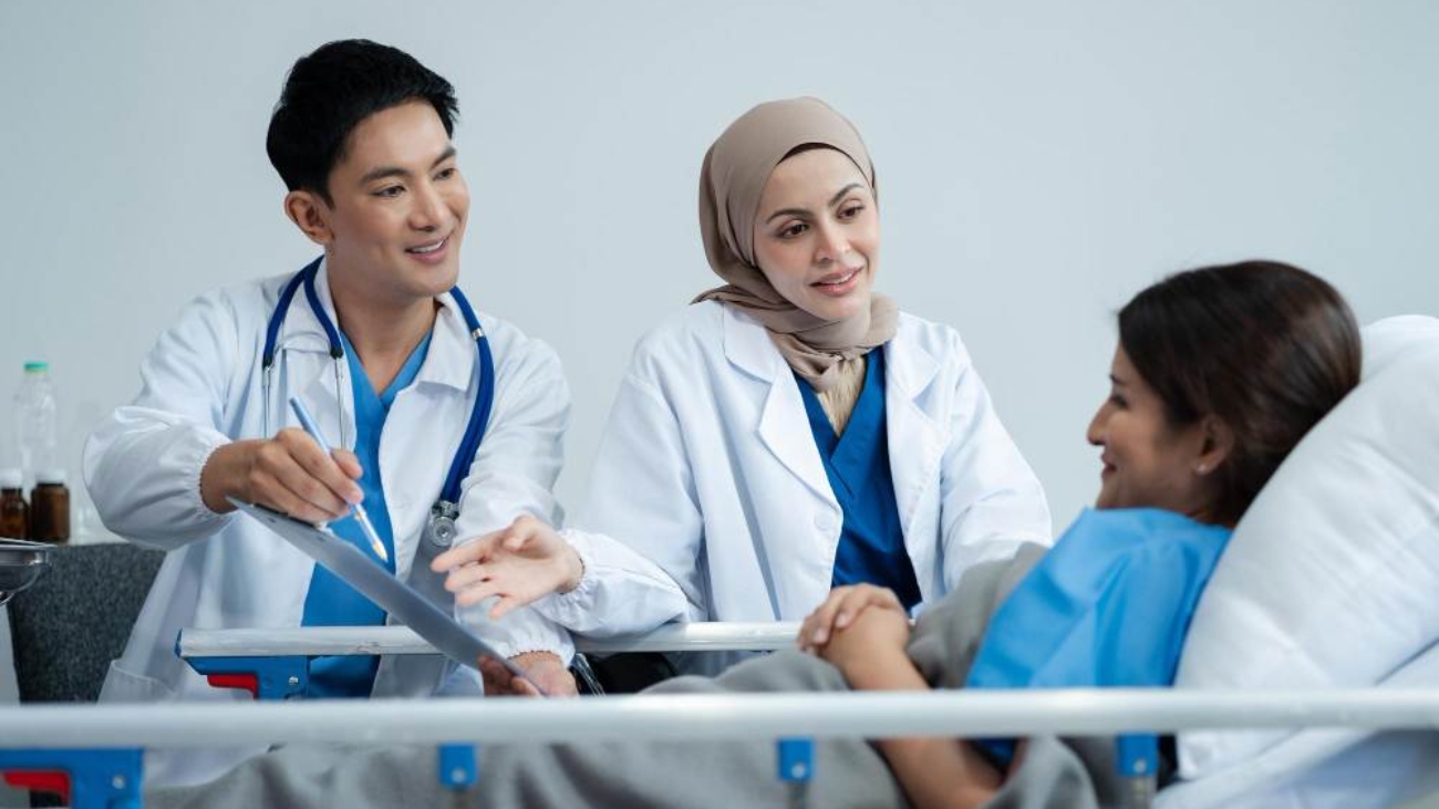 Two doctor checking a patient in a hospital